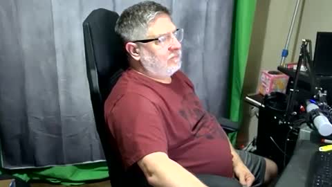 Snapshot of hoozerdaddy chatting on December 8, 4:46 am hoozerdaddy online show from December 8, 4:46 am