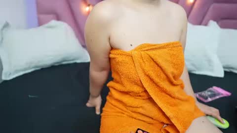 Snapshot of hornybarelylegalgirl chatting on June 26, 12:09 pm Khloe online show from June 26, 12:09 pm