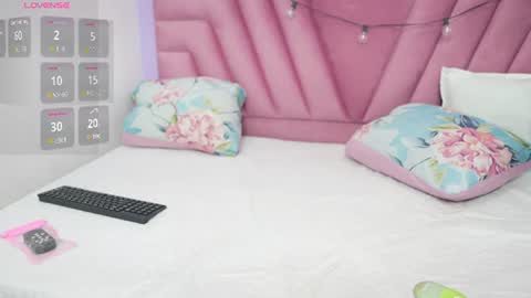 Snapshot of hornybarelylegalgirl chatting on June 30, 11:55 am Khloe online show from June 30, 11:55 am