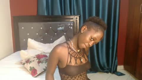 Snapshot of hornybella4 chatting on December 12, 11:36 pm Bella online show from December 12, 11:36 pm