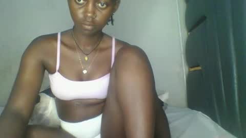 Snapshot of hornybella84 chatting on April 18, 7:01 am Bella online show from April 18, 7:01 am