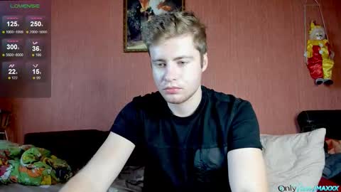 Snapshot of hornyblondieboyy chatting on October 31, 10:05 am Max online show from October 31, 10:05 am