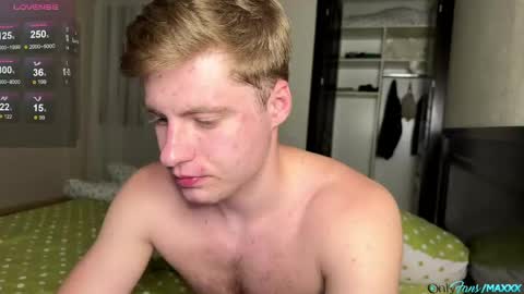 Snapshot of hornyblondieboyy chatting on June 5, 10:04 pm Max online show from June 5, 10:04 pm