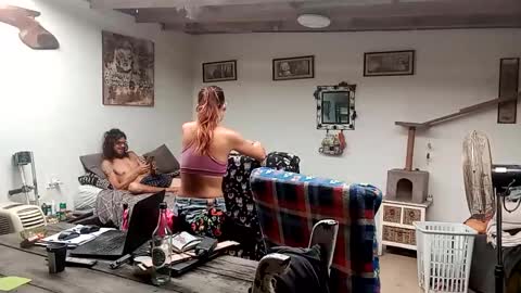 Snapshot of hornyhippies0080 chatting on December 15, 6:17 am Nix D online show from December 15, 6:17 am