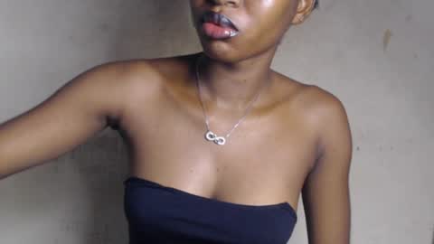 Snapshot of hornyslut_xx chatting on June 11, 7:39 am Bella online show from June 11, 7:39 am