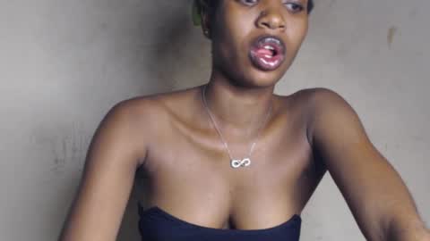Snapshot of hornyslut_xx chatting on June 12, 7:24 pm Bella online show from June 12, 7:24 pm