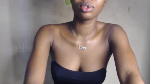 Snapshot of hornyslut_xx chatting on June 14, 8:05 am Bella online show from June 14, 8:05 am