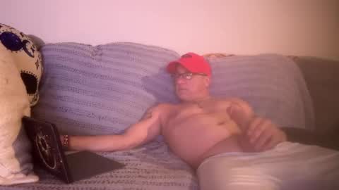 Snapshot of hoss43040 chatting on September 24, 1:09 am hoss43040 online show from September 24, 1:09 am