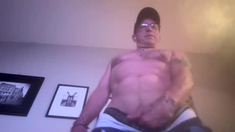 Snapshot of hoss43040 chatting on September 25, 12:25 am hoss43040 online show from September 25, 12:25 am