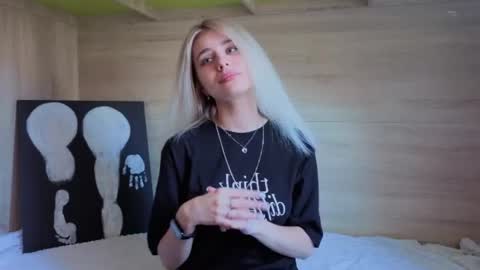 Snapshot of hot_kittie_hot chatting on June 19, 9:57 am hot_kittie_hot online show from June 19, 9:57 am