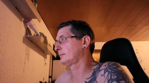 Snapshot of hotbeexxx81 chatting on June 27, 8:47 pm Tom online show from June 27, 8:47 pm
