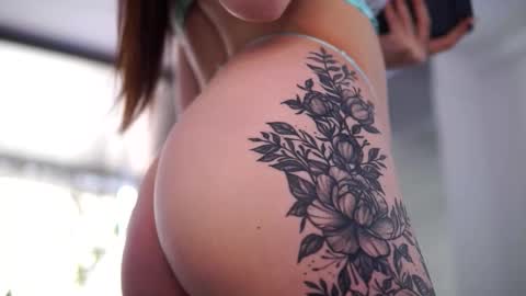 Snapshot of hotbustybabex chatting on February 4, 9:59 am Anais online show from February 4, 9:59 am