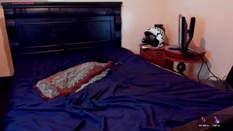 Snapshot of hotcountryboy94 chatting on December 14, 1:22 am Yikes online show from December 14, 1:22 am