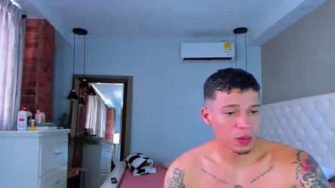 Snapshot of hotcrew_ chatting on October 1, 7:42 pm Hussain aaron and Ekko online show from October 1, 7:42 pm