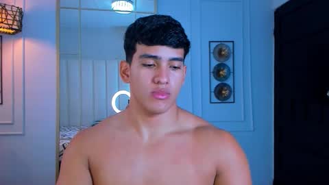 Snapshot of hotcrew_ chatting on October 23, 7:56 pm Hussain aaron and Ekko online show from October 23, 7:56 pm