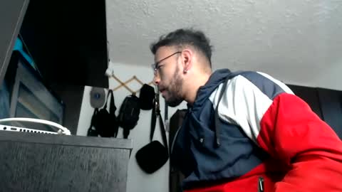 Snapshot of hotdereck33 chatting on February 19, 6:32 pm hotdereck33 online show from February 19, 6:32 pm