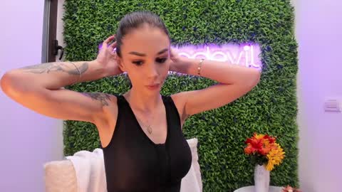 hotfallingdevil online show from November 18, 6:07 am