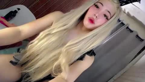 Snapshot of hotfucking_queen1111 chatting on June 25, 8:19 am hotfucking_queen1111 online show from June 25, 8:19 am