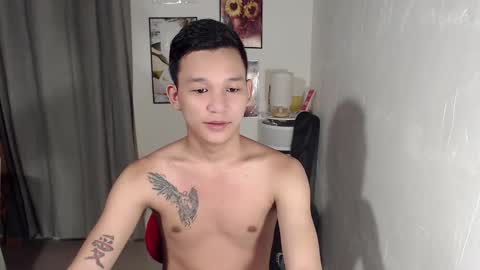 Snapshot of hotguy0503 chatting on October 20, 10:32 pm hotguy0503 online show from October 20, 10:32 pm