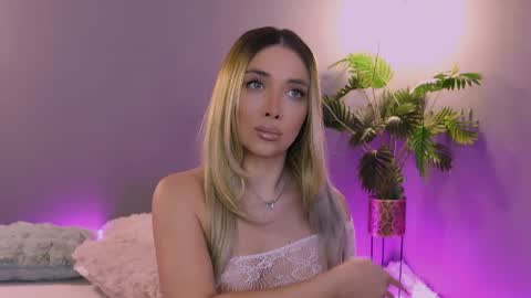 Snapshot of hotjessxx chatting on March 28, 5:23 pm Maria online show from March 28, 5:23 pm