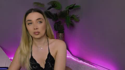 Snapshot of hotjessxx chatting on April 7, 3:23 pm Maria online show from April 7, 3:23 pm