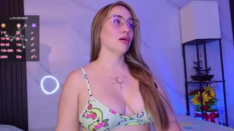 Snapshot of hotpawgmilf chatting on June 18, 11:53 pm Sussy Bloom online show from June 18, 11:53 pm