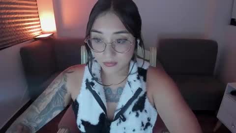 hottbee3645 online show from January 10, 7:48 pm