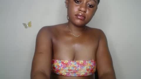 Snapshot of hottie_ebonie chatting on November 1, 11:18 pm Ella online show from November 1, 11:18 pm