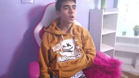 hottiie_guy online show from October 21, 6:19 pm