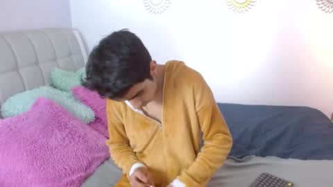 hottiie_guy online show from November 15, 6:04 pm