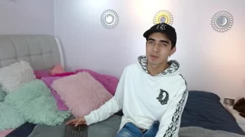 hottiie_guy online show from November 28, 6:10 pm