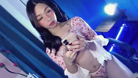 Snapshot of hottmolly100403 chatting on November 9, 9:35 pm SCARLET online show from November 9, 9:35 pm