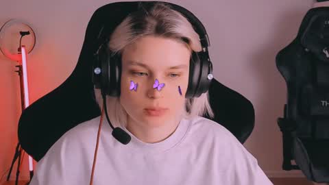 Nessie and Jessie online show from December 3, 5:12 pm