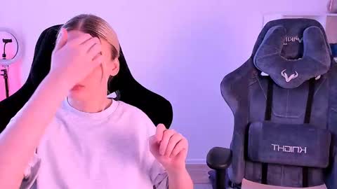 Nessie and Jessie online show from December 13, 8:09 am