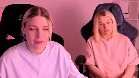 Nessie and Jessie online show from December 19, 6:45 am