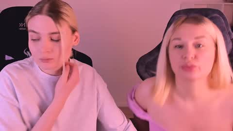 Nessie and Jessie online show from December 31, 5:40 pm