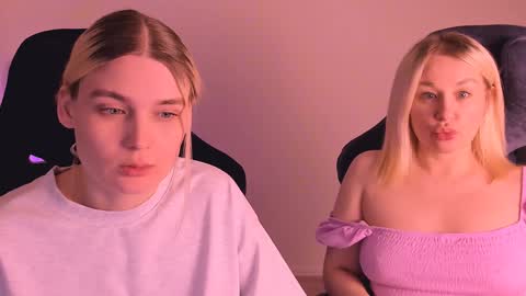 Nessie and Jessie online show from December 31, 10:01 pm