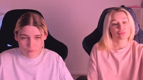 Nessie and Jessie online show from January 5, 6:24 pm