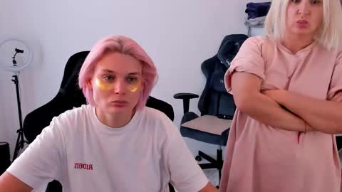 Nessie and Jessie online show from October 4, 10:02 am