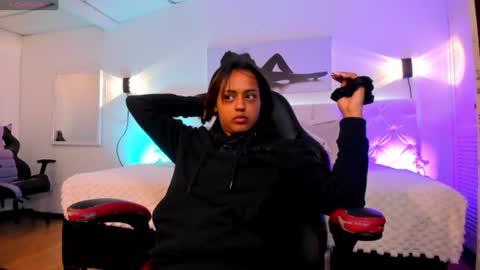 Snapshot of houseigth_ chatting on July 17, 2:56 pm online show from July 17, 2:56 pm