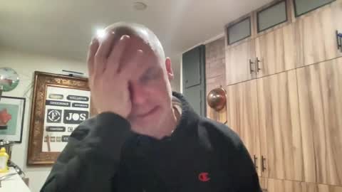 Snapshot of howlingatnothing chatting on December 16, 11:07 pm howlingatnothing online show from December 16, 11:07 pm