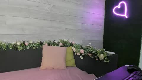 Snapshot of hugeboobserin chatting on December 2, 4:09 am Erin online show from December 2, 4:09 am