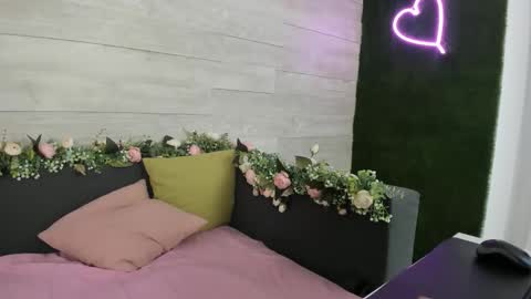 Snapshot of hugeboobserin chatting on December 2, 7:36 am Erin online show from December 2, 7:36 am