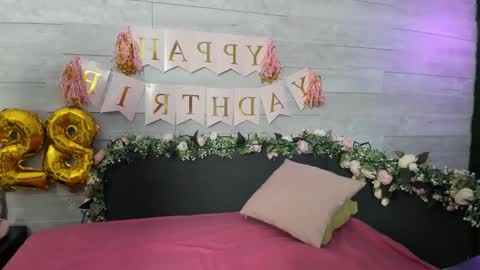 Snapshot of hugeboobserin chatting on December 18, 4:20 am Erin online show from December 18, 4:20 am