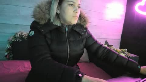 Snapshot of hugeboobserin chatting on February 5, 5:09 am Erin online show from February 5, 5:09 am