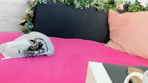 Snapshot of hugeboobserin chatting on February 20, 8:06 am Erin online show from February 20, 8:06 am