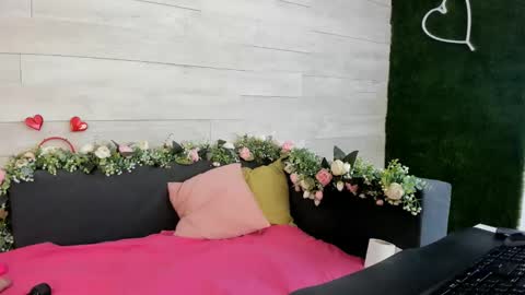 Snapshot of hugeboobserin chatting on February 21, 9:13 am Erin online show from February 21, 9:13 am