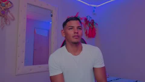 Snapshot of hugo_cano chatting on April 29, 8:26 pm Hugo Cano online show from April 29, 8:26 pm