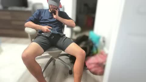 hungbistud916 online show from December 5, 6:00 am