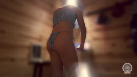 Snapshot of hungslut1999 chatting on May 20, 6:19 am wetjessica online show from May 20, 6:19 am